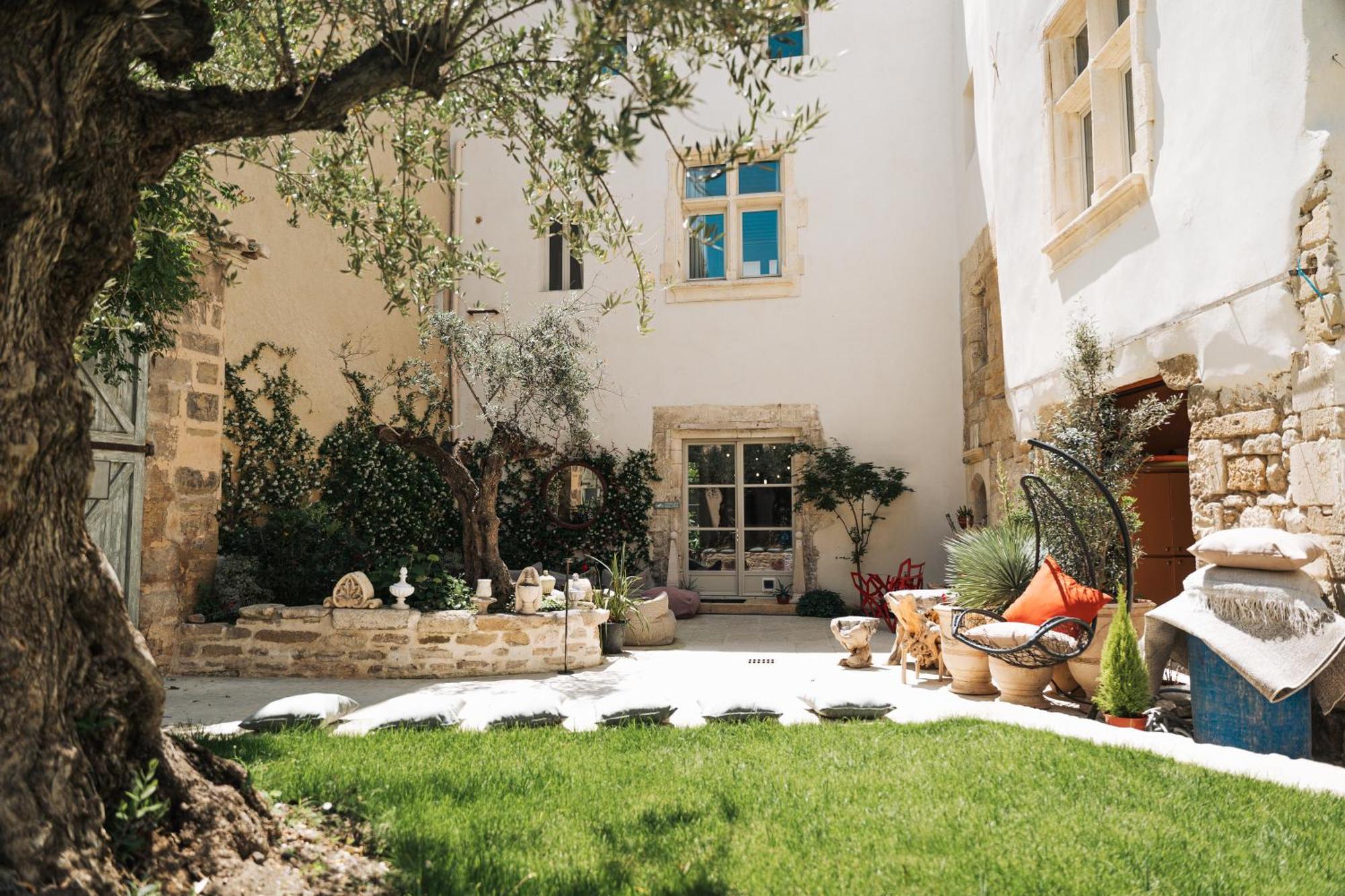 Palais Aoma, Hotel Particulier De Luxe En Provence LʼIsle-sur-la-Sorgue Екстериор снимка