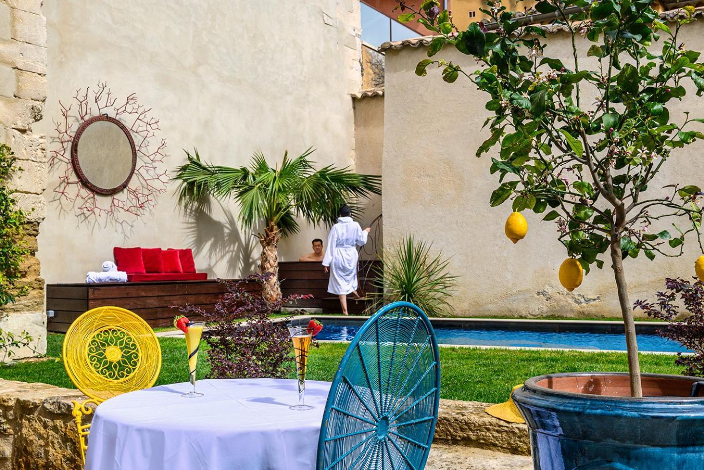 Palais Aoma, Hotel Particulier De Luxe En Provence LʼIsle-sur-la-Sorgue Екстериор снимка